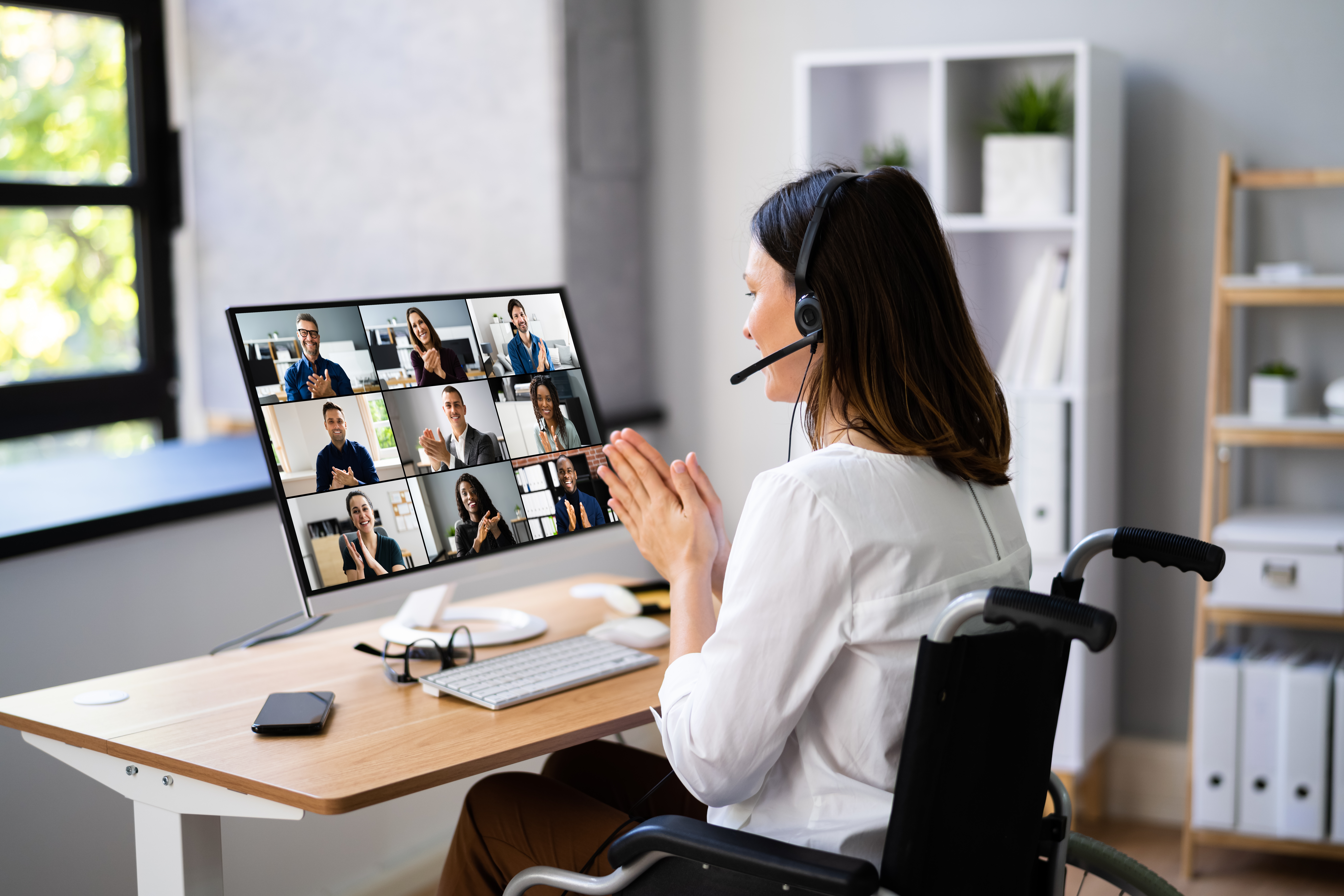 Clapping,In,Virtual,Video,Conference,Call,On,Computer